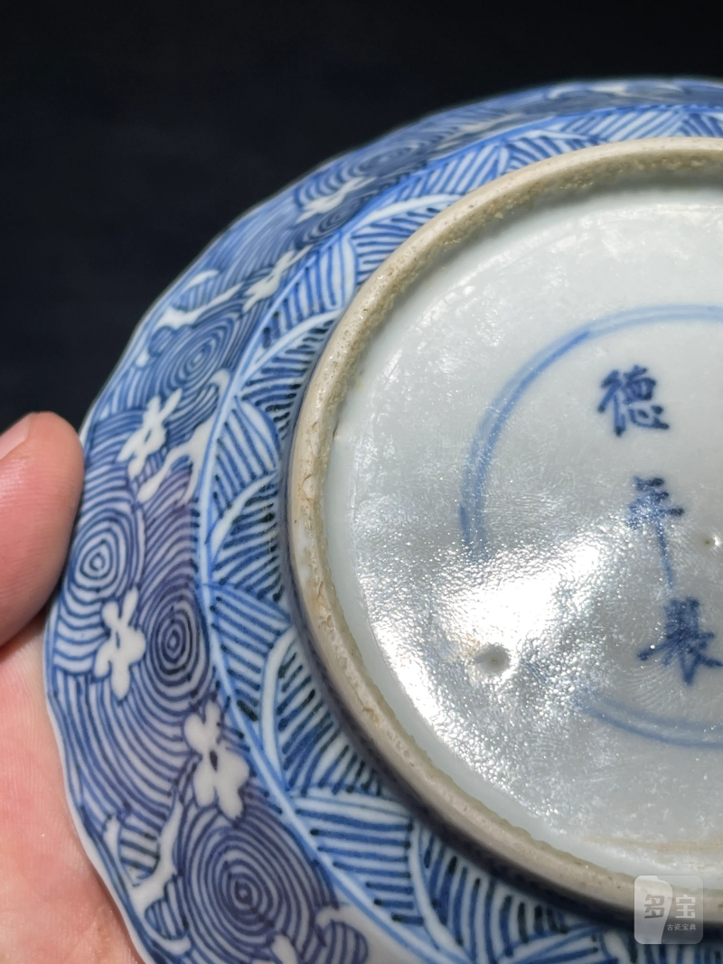 清早期 青花落花流水纹花口盘一对 - 图8